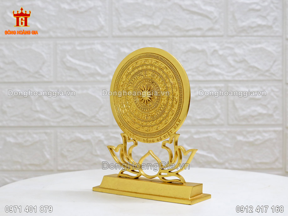Mặt trống đồng dát vàng 24K là món quà tặng cao cấp dành cho sếp, đối tác, khách hàng
